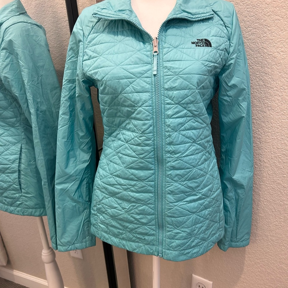 Never worn! The North Face Aqua thermoball Jacket